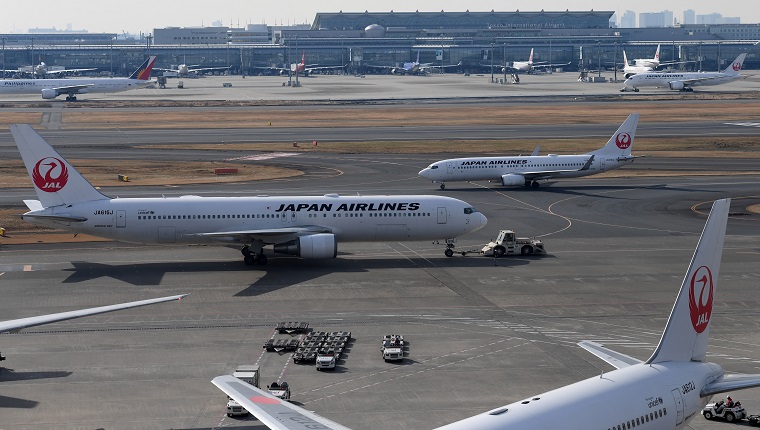 Japan Airlines (JAL) passenger jets taxi at Haneda International Airport in Tokyo on January 31, 2018. Japan Airlines (JAL) on January 31 reported a rise in net profit in the nine months to December thanks to brisk sales at home and overseas, but maintained its full-year forecast. / AFP PHOTO / Toshifumi KITAMURA (Photo credit should read TOSHIFUMI KITAMURA/AFP/Getty Images)