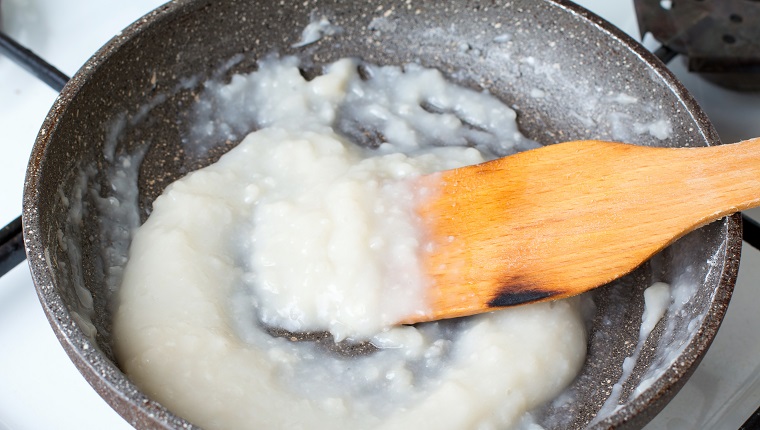 Preparation of bÃ©chamel sauce in a frying pan