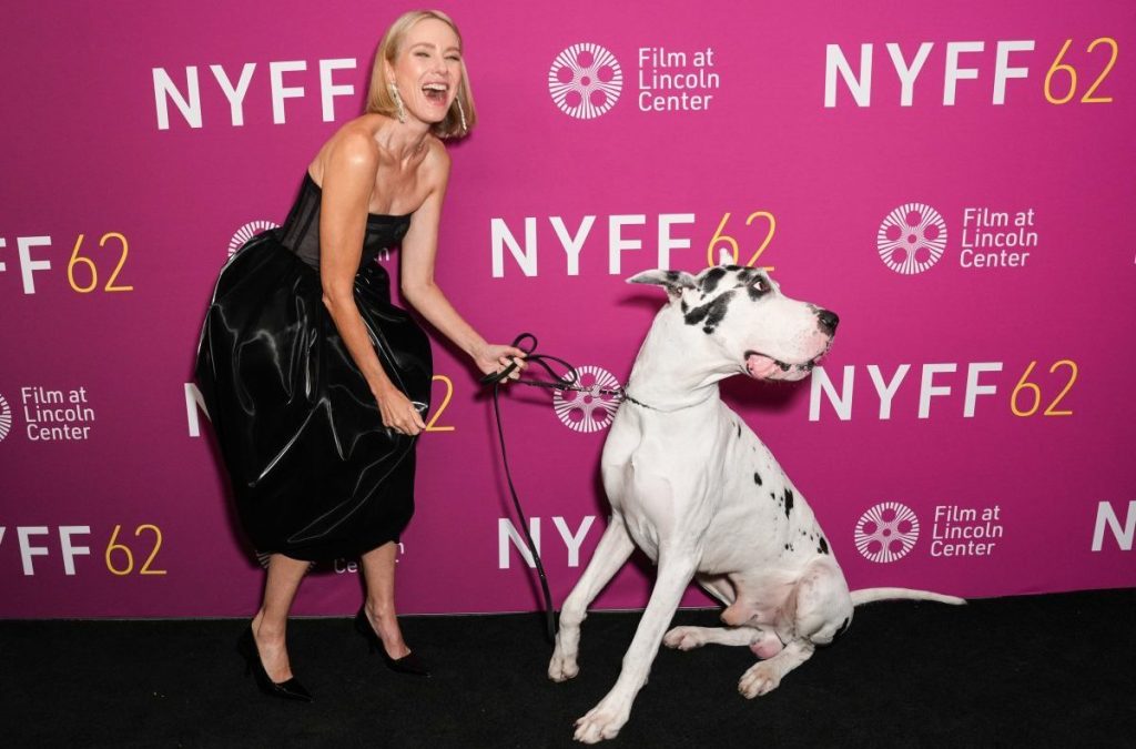 Naomi Watts y su coprotagonista, Bing, un gran danés.